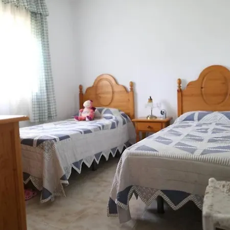 Con Piscina, Amplio Jardin Y Aire Acondicionado Holiday home