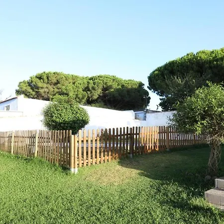 Con Piscina, Amplio Jardin Y Aire Acondicionado