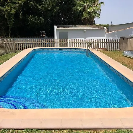 Con Piscina, Amplio Jardin Y Aire Acondicionado Holiday home