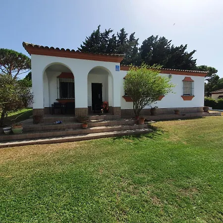 Con Piscina, Amplio Jardin Y Aire Acondicionado *